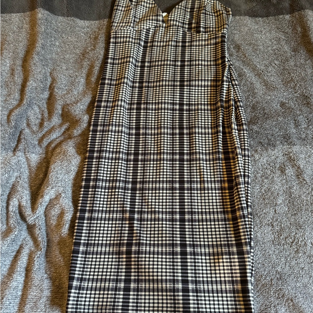 Black and white dress. Side zipper